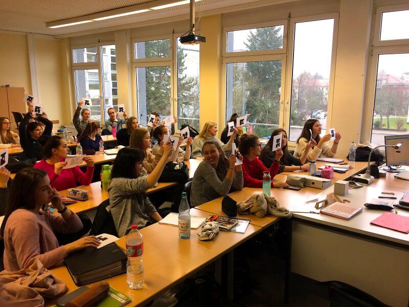 plickers1 Klasse arbeitet an der Fachoberschule Erlangen mit Plickers im Matehmatikunterricht