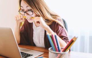 Eien Frau beim Lernen mit Quizlet